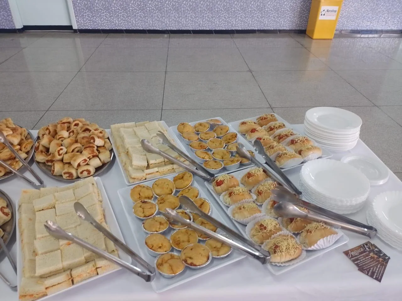 Bandejas de salgados, empadinhas e sanduíches servidas em um coffee break